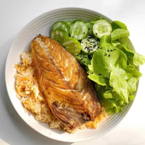 4. ข้าวผัดไข่ ซาบะย่าง และผักสลัด